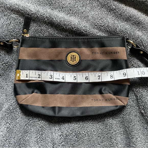 Tommy Hilfiger Black and Brown Crossbody Purse with zipper - Picture 6 of 8